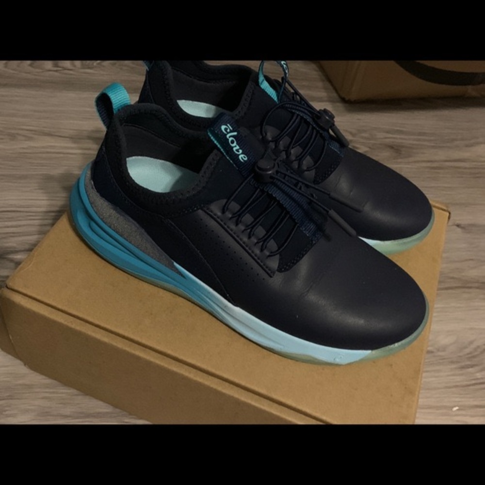 Clove size 10 aqua shoes